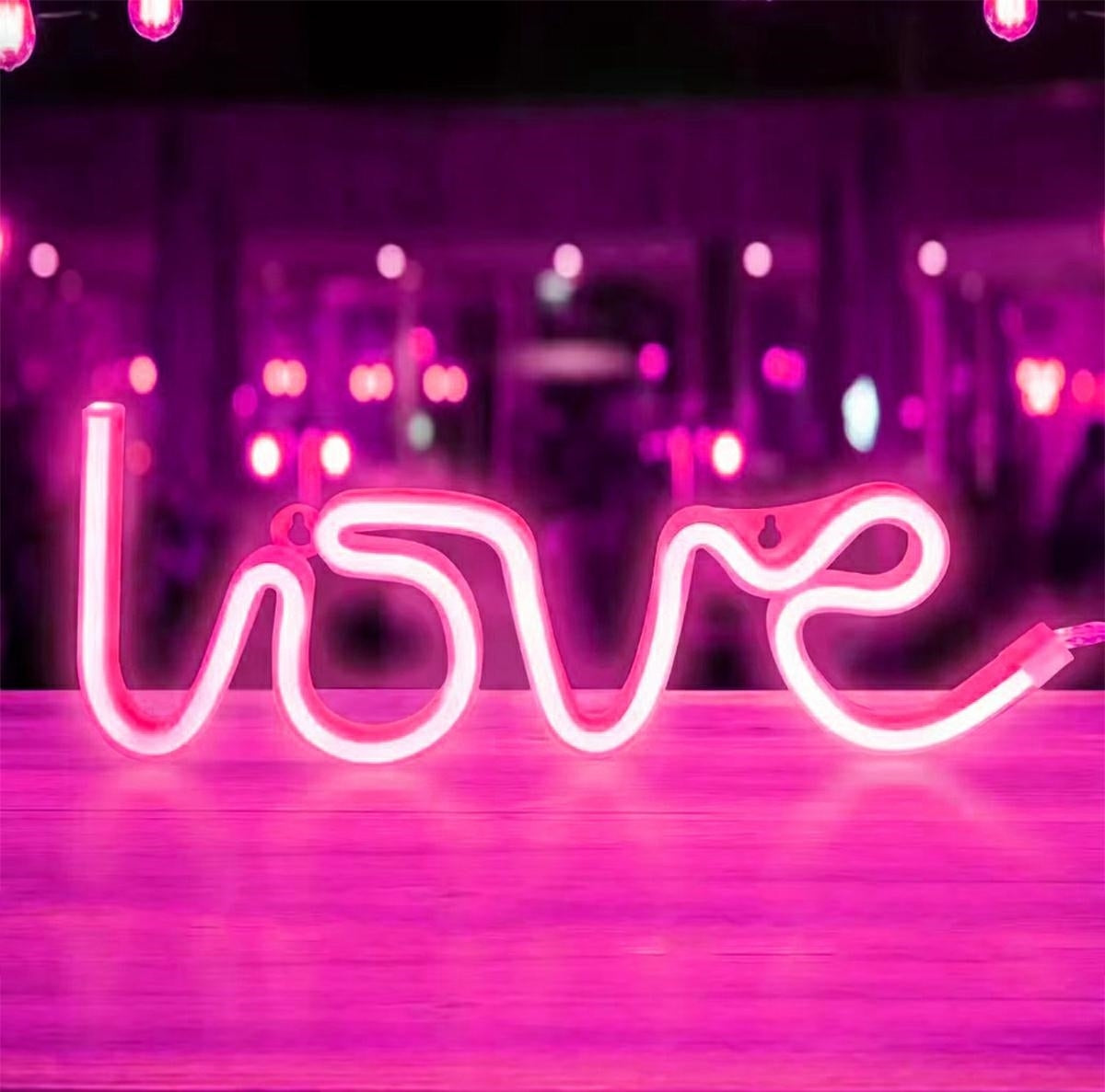 LED dekoratyvinė lempa "LOVE" - gaukdaugiau.lt