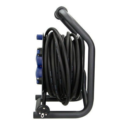 Profesionalus būgninis prailginimo laidas IP44, 4 lizdai 2P+Z (schuko), atsparus alyvai guminiu kabeliu H07RN-F 3x2,5mm2, 20m ilgio, unikali CUBE stovas, FIKSIRUOTOS LIZDOS, terminis jungiklis, srovės takų užtvaros. - gaukdaugiau.lt